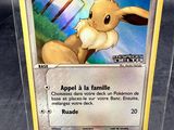La carte Pokémon se trouve dans une boîte en plastique posée sur une table.