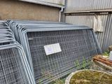 de nombreuses cages situées à l'extérieur d'un bâtiment