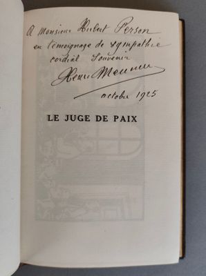 un livre ouvert avec une écriture dessus, posé sur une table