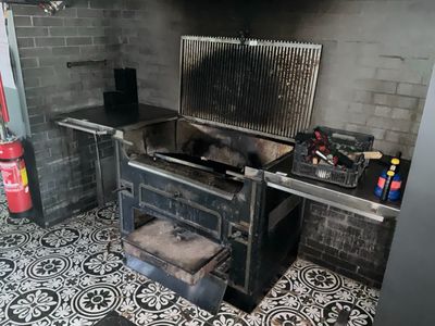 une cuisine équipée d'une cuisinière, d'un évier et d'un four