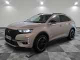 l'avant d'un SUV DSX beige de 2020 posé sur un sol à damier