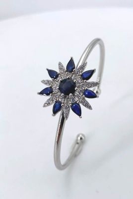 Jonc en argent à motif étoilé serti de saphirs (environ 1.