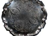 un plateau en argent orné d'un motif floral