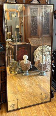 une vitrine en verre contenant de nombreux objets