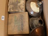 une boîte en carton contenant un certain nombre d'objets