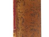 un vieux livre à la couverture rouge posé sur une surface blanche