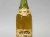 une bouteille de vin posée sur une table