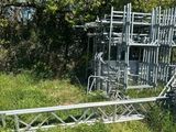 une structure métallique située au milieu d'un champ herbeux