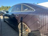 une voiture accidentée, garée sur le parking