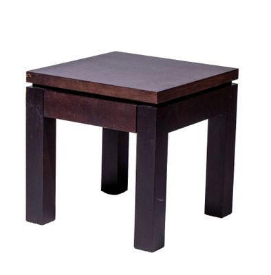une image représentant une petite table en bois avec un plateau carré