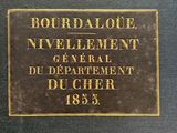 la couverture d'un livre ornée de lettres dorées