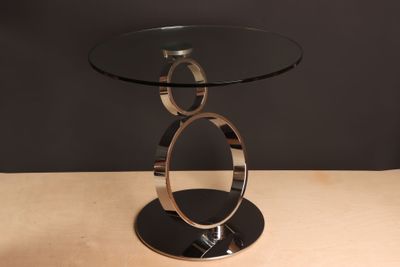 une photo d'une table en verre sur laquelle se trouvent deux bagues
