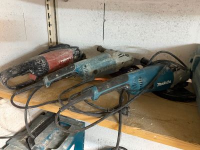 de nombreux outils différents posés sur une étagère dans une pièce