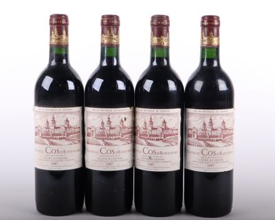 trois bouteilles de vin rouge sont alignées sur une table