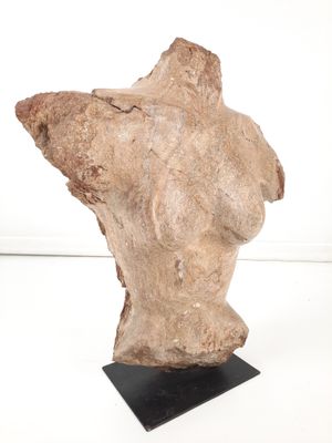 une image représentant une sculpture représentant une tête de femme posée sur un socle noir