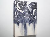 une peinture abstraite sur un mur blanc, avec un fond en noir et blanc