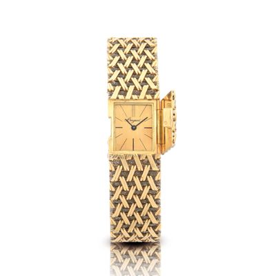 une photo d'une montre-bracelet pour femme en or, dotée d'un cadran serti de diamants