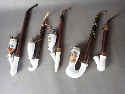 six porte-pipes auxquels sont suspendus différents types de pipes