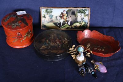 de nombreux objets différents posés sur une table