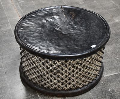 AFRIQUE: Table basse en bois sculpté à patine noire de forme…