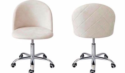 une paire de chaises de bureau blanches avec des roulettes chromées, sur fond blanc