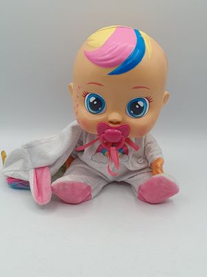 une poupée avec une tétine à la bouche