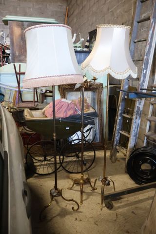 Important lot comprenant 3 lampadaires en laiton, 3 caisses de li...
