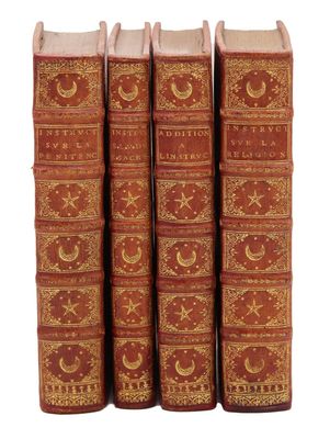 une pile de quatre livres rouges posés les uns sur les autres
