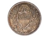 Gros plan sur une pièce de monnaie portant des armoiries