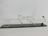une sculpture en verre représentant un cheval tirant une charrette
