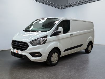 La camionnette blanche est garée dans une grande pièce