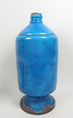 un vase bleu posé sur une table