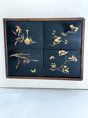 une photo d'une commode noire et dorée