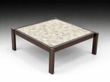 un gros plan d'une table au plateau en marbre sur fond blanc