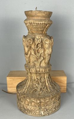 Colonne en bois d'inspiration corinthienne figurant des bouc…
