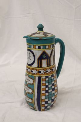 une image d'une cafetière en céramique avec un couvercle