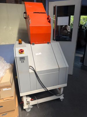a machine that is sitting on a cart in a room