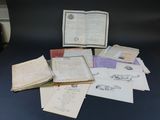 une pile de vieux livres posée sur une chaise bleue