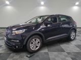 une voiture bleue est garée sur le sol à carreaux d'un garage
