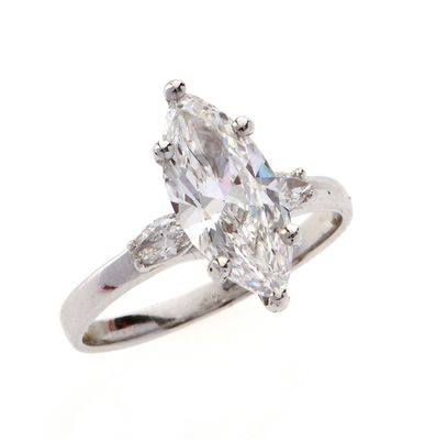 une image d'une bague en diamant sur fond blanc
