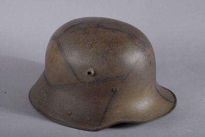 un vieux casque troué sur les côtés, posé sur une table