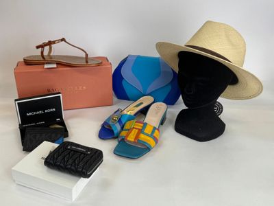 un chapeau, un sac à main, une paire de chaussures et un sac à main posés sur une table
