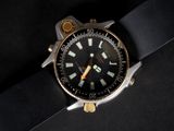 gros plan d'une montre sur une surface noire