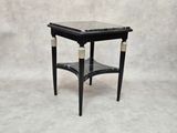 une image représentant une petite table noire avec un plateau en marbre
