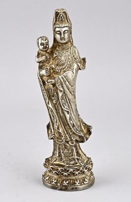 une statue de femme tenant un enfant dans ses bras