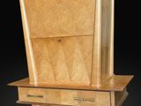 une image représentant une armoire en bois munie d'un tiroir