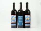 trois bouteilles de vin posées l'une à côté de l'autre sur une table