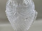 un vase en verre transparent orné d'un motif représentant un hibou