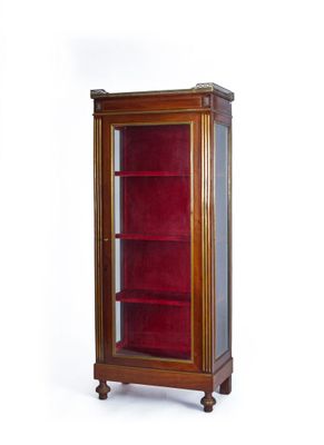 une photo d'une vitrine munie d'une porte en verre