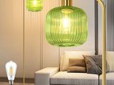 un salon avec un canapé et une lampe de table